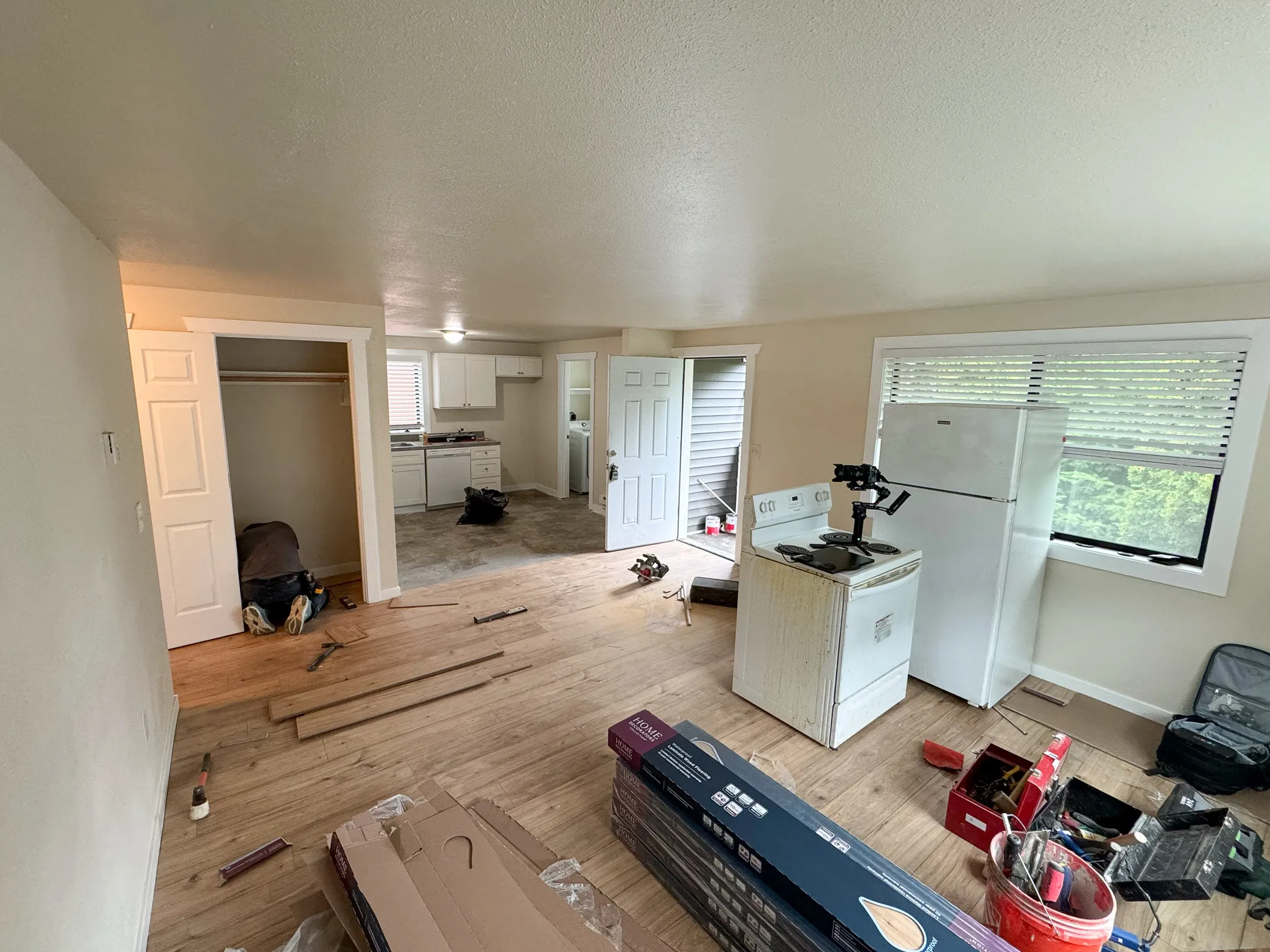 Outdated kitchen flooring before Acosta Flooring renovation in West Seattle